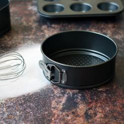 MOULE À  CHARNIÈRE 24CM AMANDINE EN ACIER CARBONE FOND AMOVIBLE