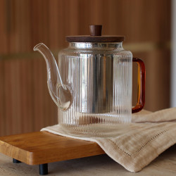 THÉIÈRE KARL 1200ML EN VERRE BOROSILICATE ANSE AMBRE