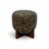 TABOURET EN TISSU TIGRÉ MARRON ET BOIS 40X40X40CM TIGER