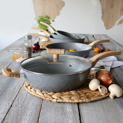 SAUTEUSE CANNELLE 28CM AVEC COUVERCLE EN VERRE ET POIGNÉES BOIS CLAIR